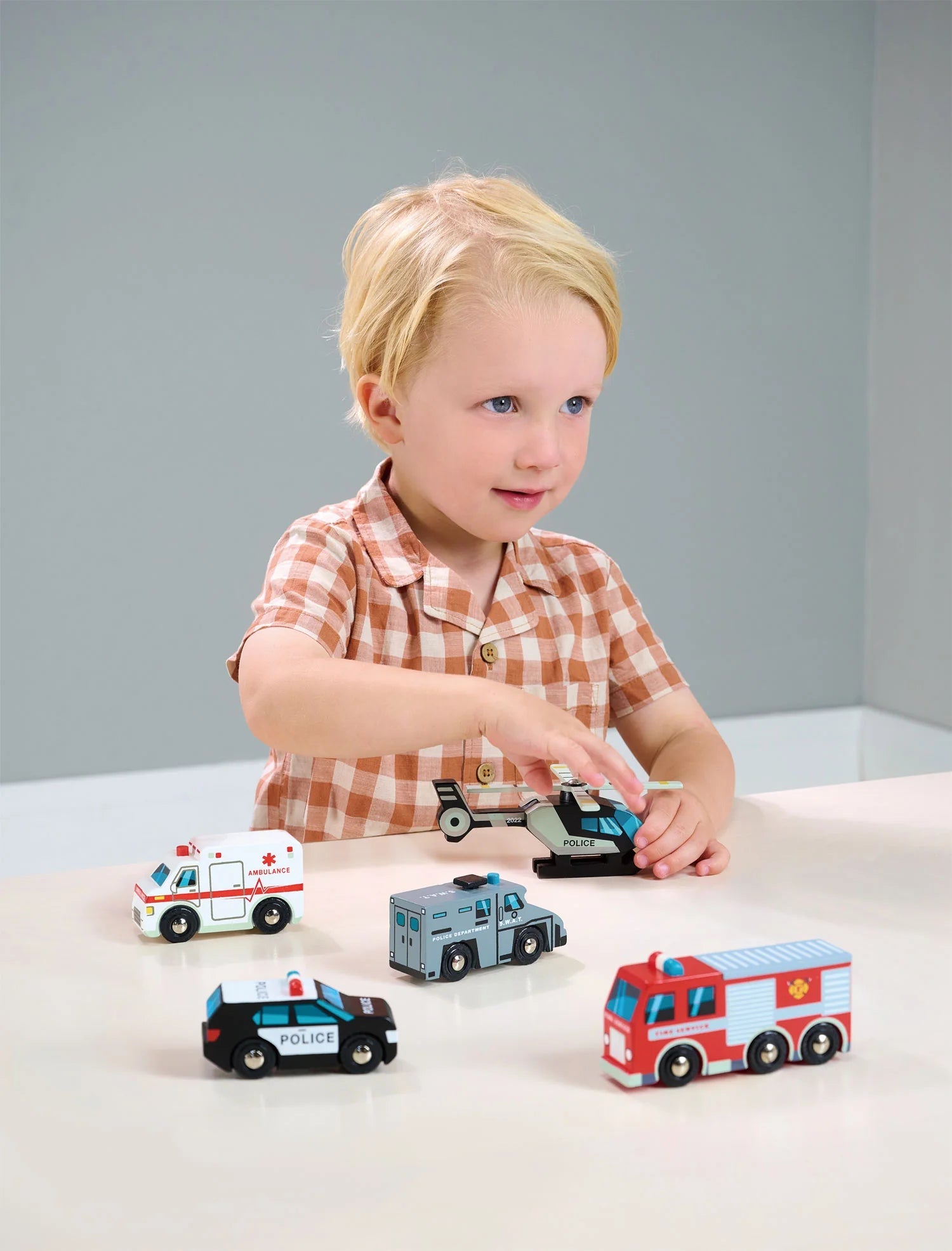 A fantastic set of 5 emergency vehicles with standard wheel width that fits on all train tracks. Set includes; helicopter with rotating blades, ambulance, fire engine, police car and S.W.A.T car. 